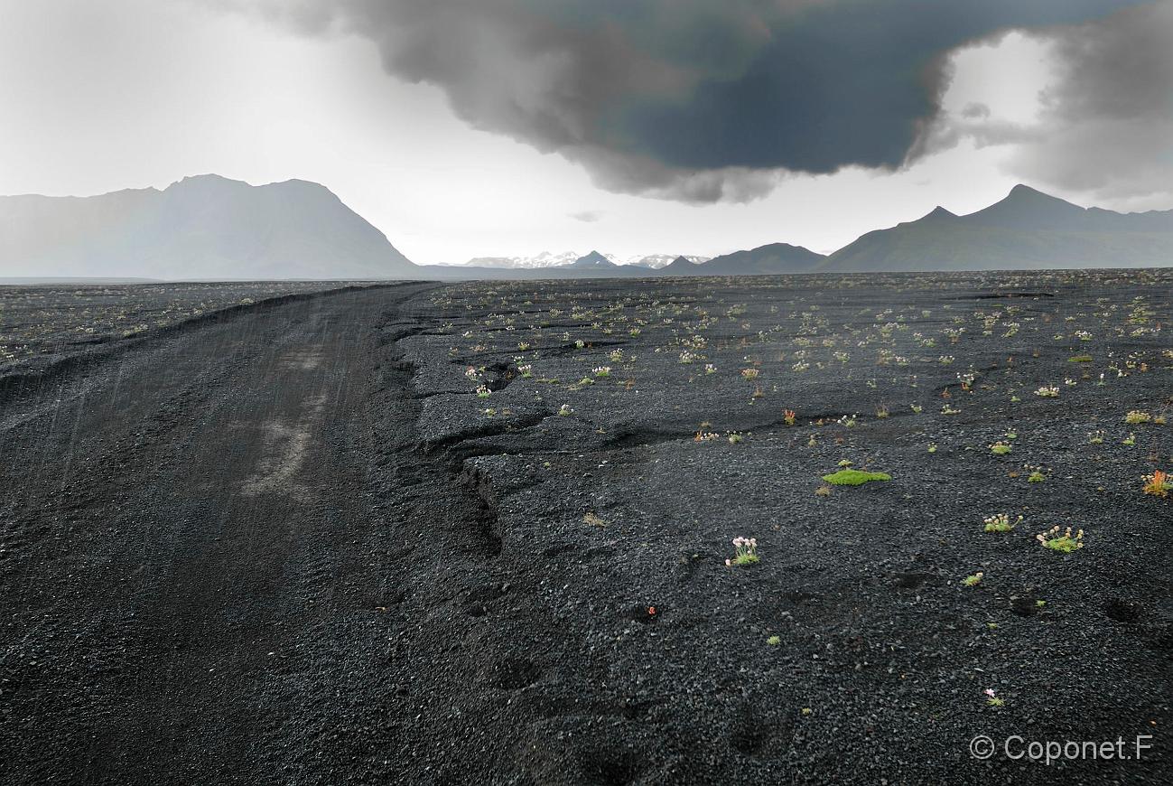 001 Islande 2009.jpg - Dans la montée vers le Mt Oldufell , les grains se succèdent mais la piste est d'une rare beauté